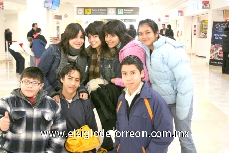 14122008
Lina Julieta y Richard Díaz viajaron a España y fueron despedidos por Vanessa Arellano, Nathyeli Rubio, Paulette Segovia, Eduardo Hernández y Marco Martínez.