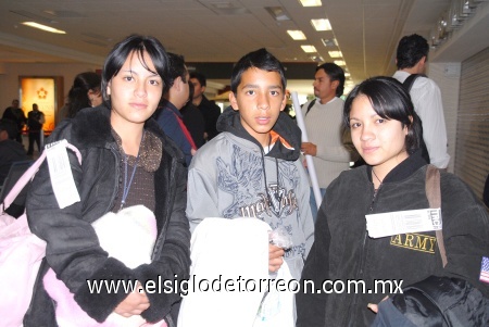 15122008
Diana Rosaura, José Fernando y y Claudia Pérez Castillo llegaron de la Ciudad de México donde pasaron unas vacaciones.