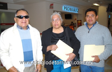 15122008
José Gabriel Andrade, Aurora Mireles de Andrade y Gabriel Andrade Mirelesse fueron a pasar las vacaciones navideñas a Los Ángeles, Cal.
