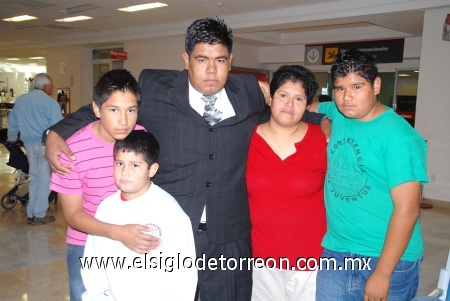 15122008
Omar Enrique Salazar viajó a la Ciudad de México y fue despedido por sus papás y hermanos.