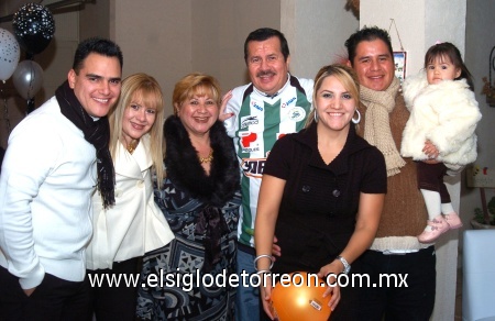 09122008
Miguel disfrutó de un festín al que lo acompañaron Sandra y Rubén Guzmán, Sandy Guzmán, Cristina, Rubén y Bárbara Guzmán.