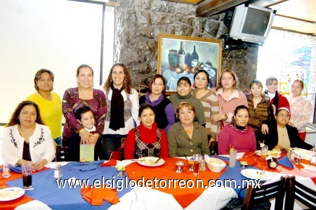 10122008
María Dolores Silva Contreras acompañada del personal docente de la Escuela Alfonso Rodríguez, turno matutino