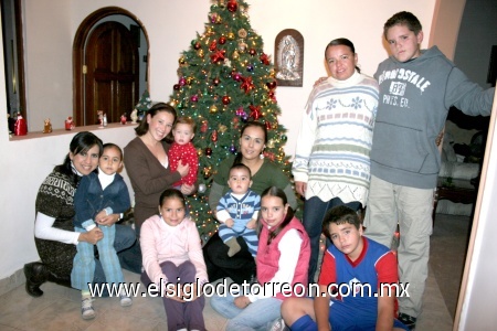 10122008
Susy y Andrea Balderas, Alis y Ana Karla Corrales, Nadia y Mario Jaramillo, Silvia y sus hijos Jesús, Carlos, Silvita y Moni Zúñiga, en una posada entre amigos