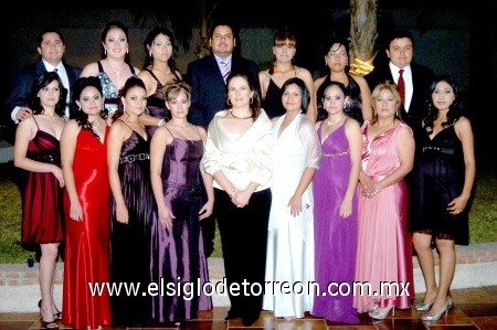 13122008
La directora de la Facultad de Contaduría y Administración Sandra López junto a los graduados de la Licenciatura en Contaduría Pública