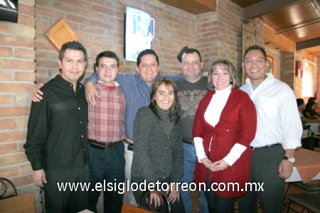 13122008
Manu, Liliana Escalera, Víctor García, Jorge Betancourt, Toto Elizalde, Juan Carlos Flores y Mónica Diez, grupo de ex alumnos de la Pereyra en su posada navideña