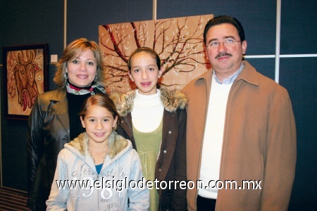 Mítrala y Eugenio De La Garza con sus hijas Andrea y Bárbara.