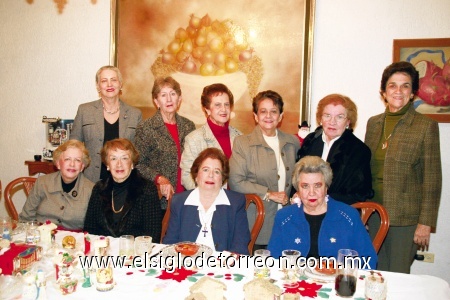 Fiesta decembrina
Martha de Rodríguez, Mela de Garza, Olga de Aldama, Lupita de Allegre, Rosario de De La Garza, Georgina de García, Rosita de González, Martha de Tueme y Marilú de Anaya.