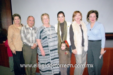 Hablan sobre la Virgen
Tata de Fernández, Javier Saucedo, María Elena Ross, María Rosa Rebollo con su pequeña hija, Luz Amelia Cobo y Lucrecia Santibáñez