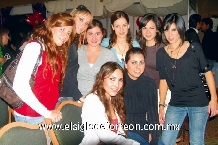 Muestran creativos diseños
Nuri Quintero, Daniela Leele, Priscila Sambrano, Katy Díaz, Martha Godínez, Ana Karla Cuellar, María José López y Brenda Grageda.