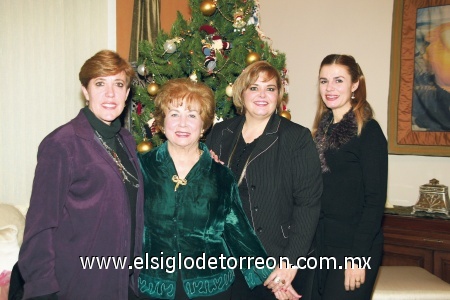 Reunión pre-navideña
Magda de Villanueva, Electra de García, Paty de Sánchez y Marisol de Murillo.