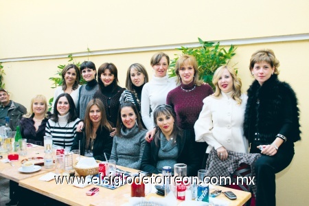 Celebran entre amigos
Paty de Álvarez junto a todas sus amigas, durante la comida navideña que organizaron.