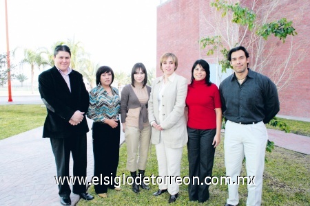 Comida en UVM
José Fernando López, Zenorina Ramírez González, Brenda Woo Villalobos, Martha Silvia Argüelles, Silvia Urquizo y Juan Carlos Mora. Quines fungieron como organizadores de la comida ofrecida a los medios de comunicación.