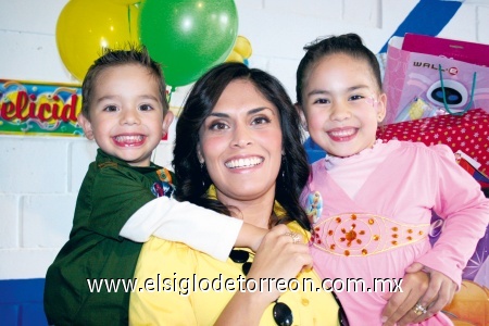Los festejados junto a su mamá Brenda Escandón de Aguado.