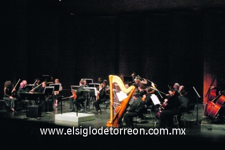 Armoniosa fusión musical
La Camerata de Coahuila y el bandoneón de César Olguín lograron una armoniosa fusión musical.