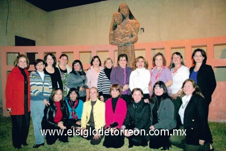 Cena decembrina 
Peregrina de Silveyra, Mayela Guerra, Norma Araujo, Nancy de Jalife, Nena de Garza, Analy de Jaidar, Nora de González, Leonor de Facuse, Hilde Oviedo, Mary de Rivera, Susana Sotomayor, Mariela de Zain, Gaby Ledesma, Chiquis Algara, Ana Mari Martínez, Rosy del Valle, Lourdes Jaime y Norma Gamboa.