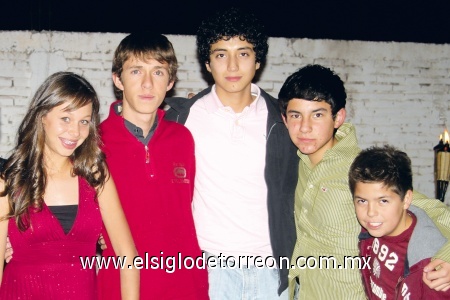 Marcela Rivero acompañada por Jesús Flores, Kelvin Gallegos, Miyorch Madinaveitia y Ricardo Santibáñez.
