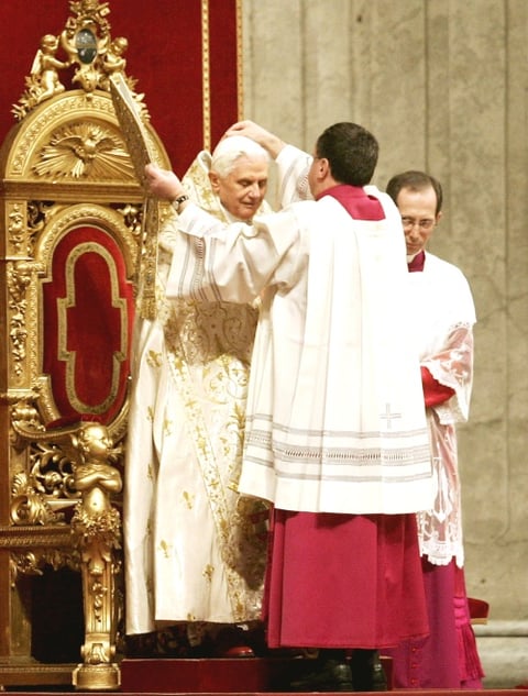 Un coro cantó durante el servicio religioso, al que asistieron cardenales, otros clérigos, peregrinos y turistas.