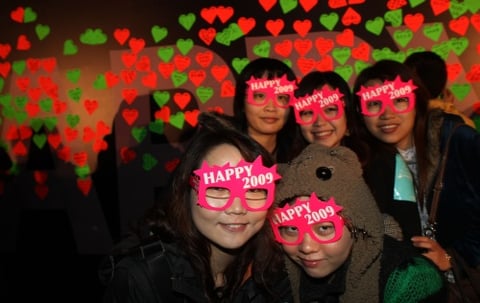 Las celebraciones fueron más bien tranquilas en China, donde los fuegos artificiales y festines son generalmente reservados para el Año Nuevo Lunar, que se iniciará el 26 de enero.