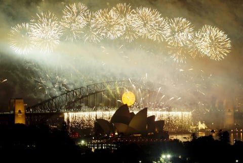 Los famosos fuegos artificiales de Sydney, una de las primeras ciudades del mundo en darle la bienvenida al Año Nuevo, iluminaron los edificios emblemáticos de la ciudad, como la famosa casa de la Ópera y el Puente Metálico.