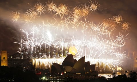 Los australianos festejaron el 2009 con el famoso espectáculo pirotécnico de Sídney, la llegada del Año Nuevo y el final de un 2008 marcado por una crisis financiera que se extendió por todo el mundo.