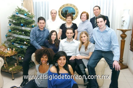 29122008
José, Pilar y Ana Medrano, Álvaro Laboreiro, Emilia de Laboreiro, Emi, Pepe Laboreiro y Mercedes Laboreiro, Daniel Toffling, Jesús Ramos y Georgina Fakunmoju.