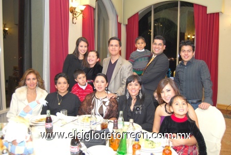 29122008
Stephanie López, Aratza López, Mario Muñoz, Alejandro Muñoz, Leticia de Muñoz, Efraín Castillo, Rosy de Castillo, Cinthia Contreras, Carlos Martínez, Lourdes Esquivel y Rocío Muñoz.
