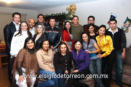 30122008
José Luis, Adriana, Carmen, Perla, Óscar, Gloria, Michel, Cristina, Iván, Antonio, Ana Cecy, José Elías, Elsa González, Manolo, Perla, Cecy y Coral, posada navideña de un grupo de amigos de la infancia.