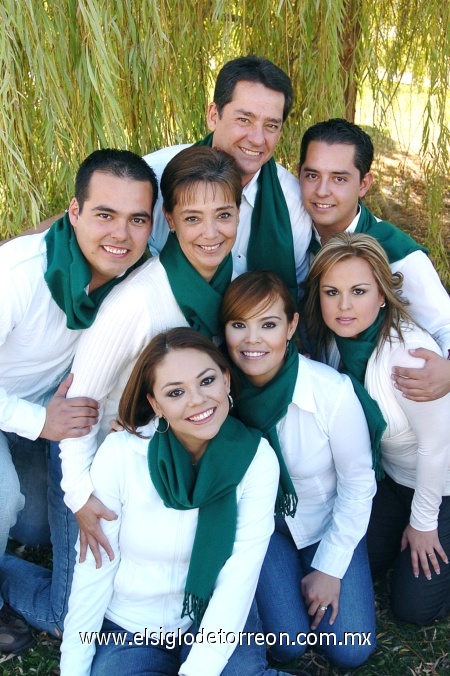 30122008
Sergio Raúl Gutiérrez, Claudia de Gutiérrez, Sergio Raúl, Claudia y Luis Jorge Gutiérrez, Érika de Gutiérrez y Paola Miranda.