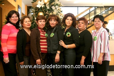 30122008
Un grupo de amigas festejaron con un desayuno la Navidad y el cumpleaños de Blanca Wong.