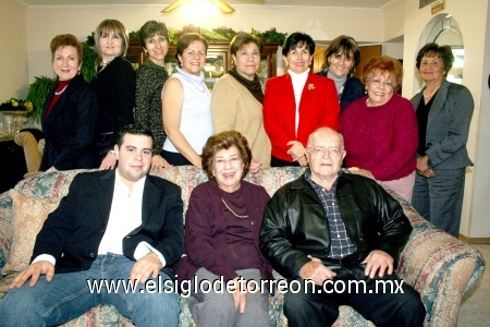 14122008
Angélica de Martínez, Pilar de Díaz, Bertha Gámez, Alicia de Rendón, Elsa de Rentería, Oly
de Medina, Carmelita Herrera, Cecy de Ortiz, Ana Isabel de Mexsen, Sergio Ledesma, Manuel
y María Luisa Covarrubias.