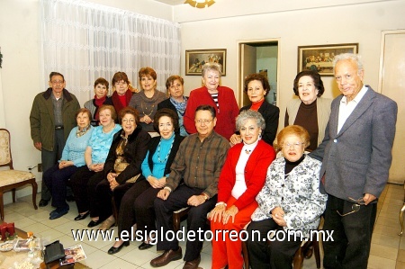 14122008
Conchita en la compañía de Martha Galán, Elvira Castillo, Ricardo Dorantes, Chelito Dorantes, Tere Prado, Sarita Ugarte, Pepe Díaz, Juanita de Díaz, Magdalena Cansino, Tere Aguilera,
Caro y Carlos Obregón, Victoria Chapa, José González y Élida Gil.