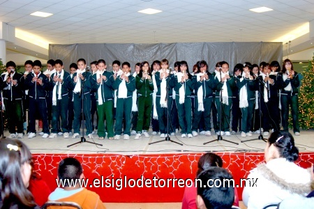 14122008
Alumnos del colegio Montessori, se presentaron en Cimaco Cuatro Caminos para deleitar a los visitantes con sus villancicos navideños.