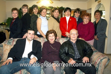14122008
Angélica de Martínez, Pilar de Díaz, Bertha Gámez, Alicia de Rendón, Elsa de Rentería, Oly de Medina, Carmelita Herrera, Cecy de Ortiz, Ana Isabel de Mexsen, Sergio Ledesma, Manuel y María Luisa Covarrubias.