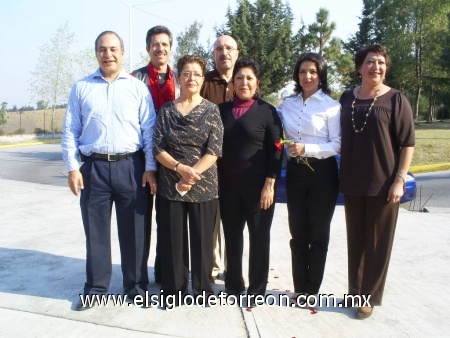 14122008
Cristina Silva de Martínez estuvo acompañada de sus seis hijos. Cristina, Claudio, Eduardo, Carlos, María Elena y Marcela, durante el festejo de sus 70 años