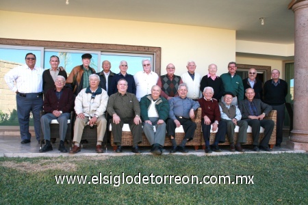 18122008
César Villalobos, Ricardo Dueñes, Alejandro Pérez de la Vega, Alfonso Vargas, Edilberto Zúñiga, Sergio Martínez, José Gancz, Rolando Gotés, Luciano Arriaga, Gabriel Calvillo, Jesús Villarreal, Carlos Acosta, Pancho Gallegos, Eduardo Ibargüengoitia, Javier Iriarte, Zenón Ibarra, Félix López Amor, Francisco Ledesma, Antonio Yarza, Edelmiro Morales en su vigésima tercera comida anual.