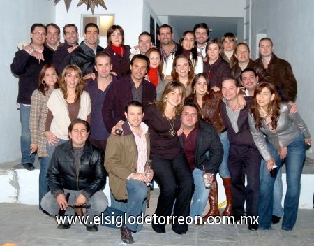18122008
Ex alumnos del Colegio Americano de Torreón, generación 1979-1991, en su convivio navideño alegrado con música de los 80's y 90's y deleitado con deliciosos tamales y la firma de la piñata.