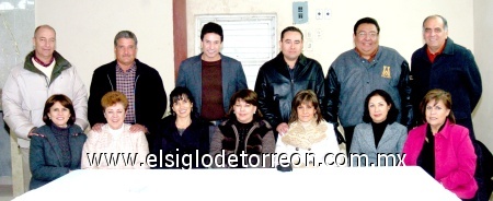19122008
Gerardo y Astrid Ayup, Jaime y Blanquita Castillo, Carlos y Laura Hernández, Maricruz Fernández, Luciano y Telis Juárez, José Luis y Esther Milán, José Luis y Luzma Sarmiento, en su posada de vecinos.