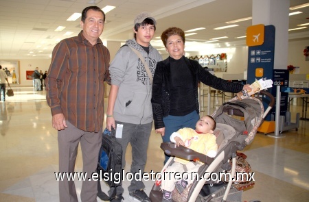 17122008
Con destino a Tijuana viajaron Cristerna, Silvia, Sofía y Abraham.