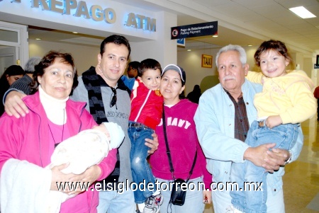 17122008
Víctor Saucedo se fue en plan de trabajo a Montrial y fue despedido por sus papás, esposa e hijos.