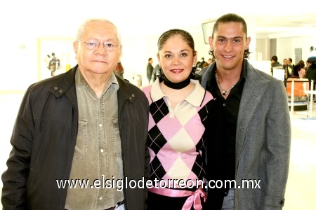 19122008
Miguel Ángel Soto viajó a Las Vegas y fue despedido por José Ángel Soto y Adriana Soto de Fernández.