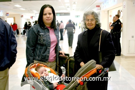 20122008
Adelina Beristain llegó de la Ciudad de México y le dieron la bienvenida Alicia Guzmán y el pequeño Luis Emilio Rodríguez.