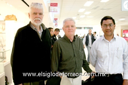 20122008
Chuck Morris llegó para realizar asuntos de negocios y fue recibido por Kevin Zigadlo y Julio Hernández.