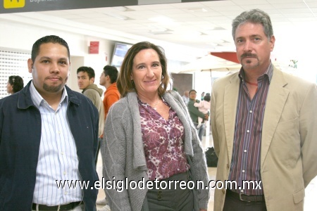 20122008
Lorenza Bay llegó de la Ciudad de México y fue recibida por Guillermo D. y Alberto Canedo.