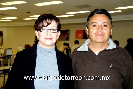 21122008
Laura Valdés viajó a Tijuana y la despidió Luis Ávila.