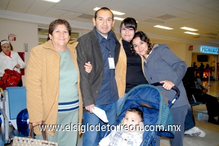 21122008
Marcos Cabello, Mayra de Cabelllo y Mauricio Cabello viajaron a Chiapas y los despidió su familia.
