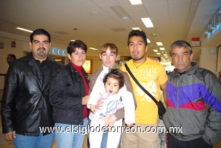 22122008
Aixa López, Tania Méndez y Rogelio López viajaron a Tijuana y los despidieron Ángel Méndez, Patricia Sandoval y Ramiro Méndez.