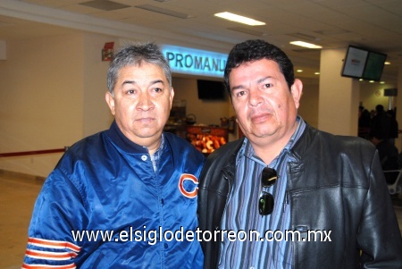 22122008
Javier López y Roberto Venegas, en espera de Javier Iván López que llegaría de la Ciudad de México.