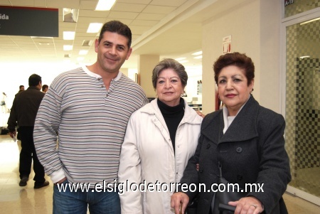 23122008
Malu de Lara y Toño Mesegué llegaron a Torreón y los recibió la señora Pina de De Lara.