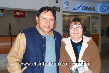 24122008
Pablo Rodríguez Vázquez y su esposa Patricia Reyes de Rodríguez se encontraban en espera de su hija procedente del Distrito Federal