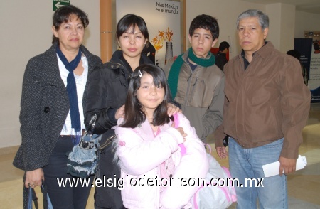 24122008
Para pasar la Navidad viajaron al Distrito Federal, Griselda Bastida, Ricardo, Talía, David y Marifer Orozco